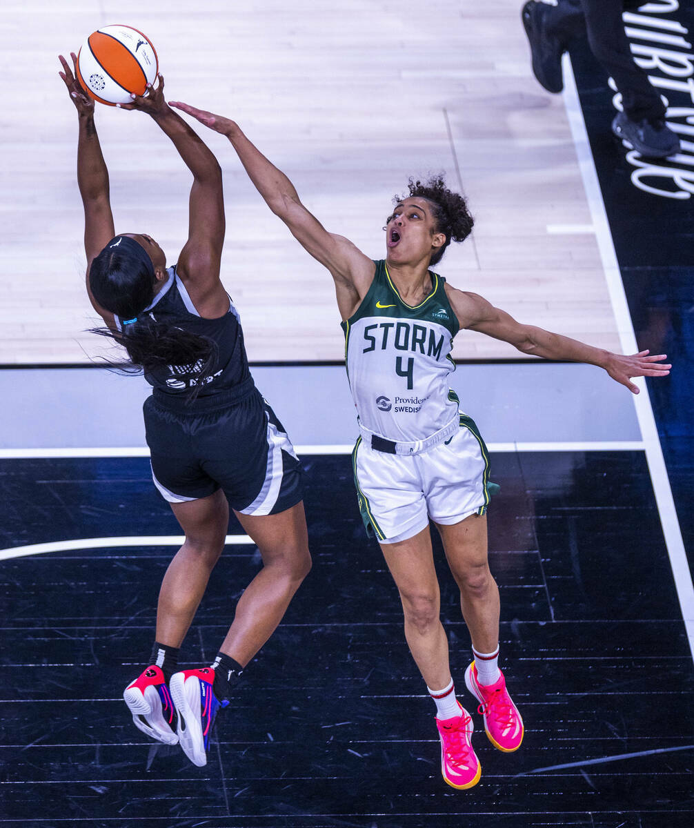 La escolta de las Aces Jackie Young (0) lanza mientras la escolta de las Seattle Storm Skylar D ...