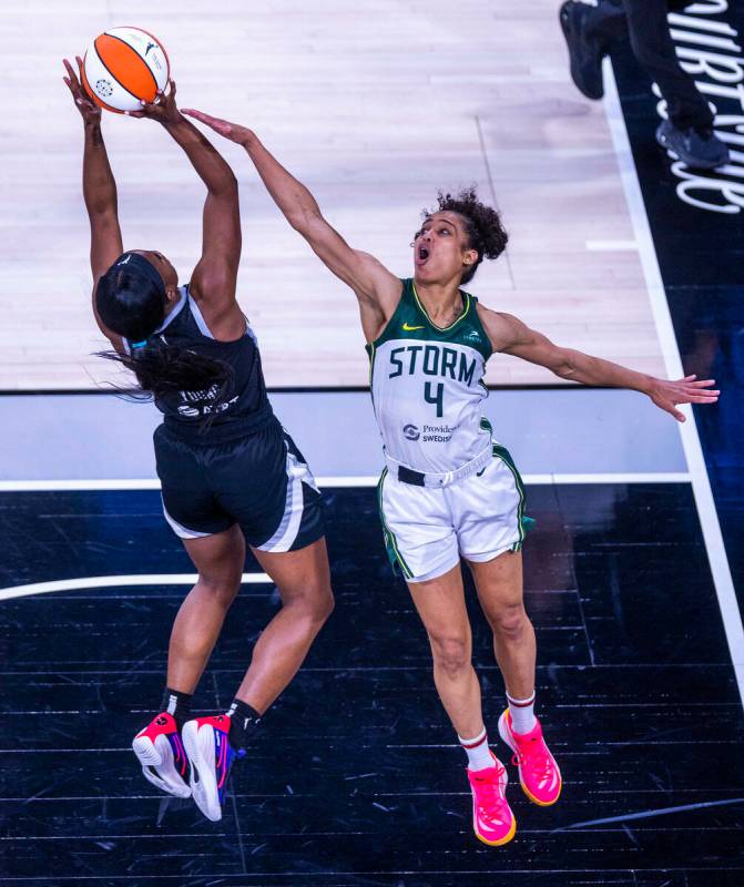 La escolta de las Aces Jackie Young (0) lanza mientras la escolta de las Seattle Storm Skylar D ...