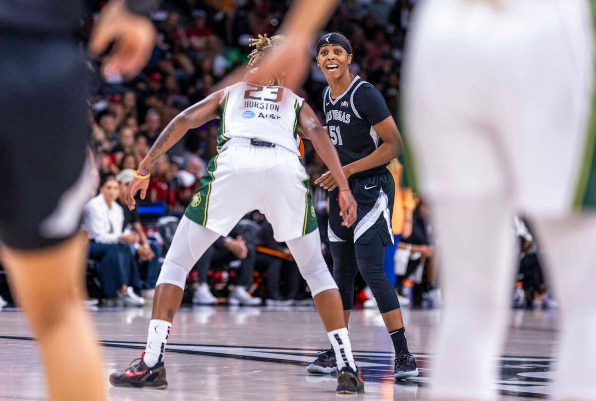 La escolta de las Aces Sydney Colson (51) llama a una jugada contra la escolta de las Seattle S ...