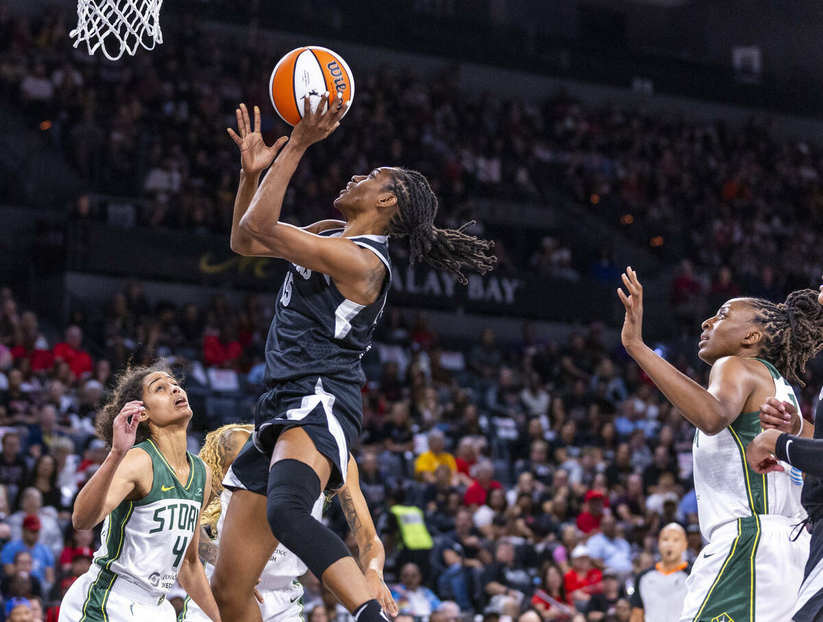 La escolta de las Aces Tiffany Hayes (15) supera a la escolta de las Seattle Storm Skylar Diggi ...