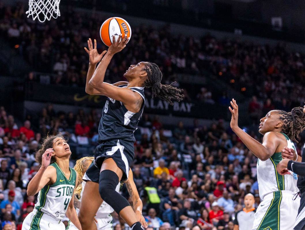 La escolta de las Aces Tiffany Hayes (15) supera a la escolta de las Seattle Storm Skylar Diggi ...