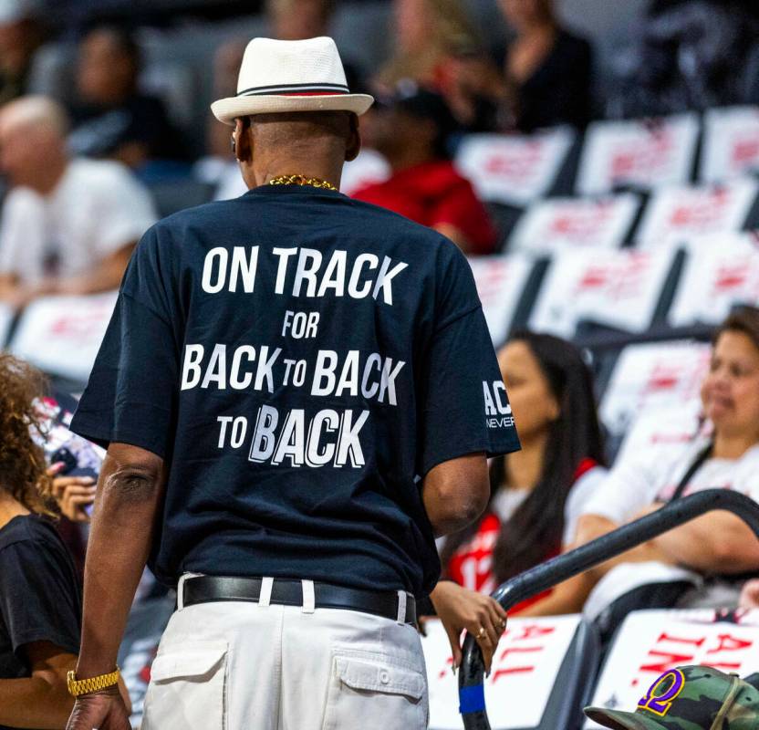 Un fan de las Aces se siente positivo con el mensaje de su camiseta mientras el equipo enfrenta ...