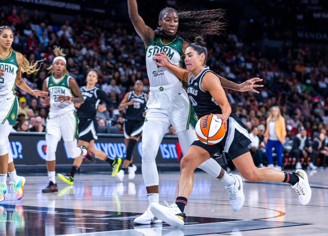 La escolta de las Aces Kelsey Plum (10) abre el carril contra la centro de las Seattle Storm Ez ...