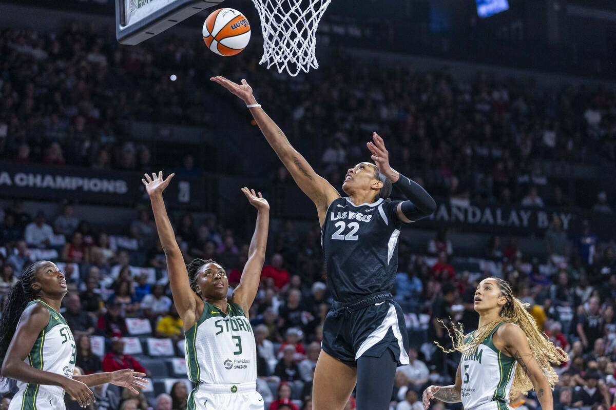 La centro de las Aces A'ja Wilson (22) pasa el balón por encima de la alero de las Seattle Sto ...