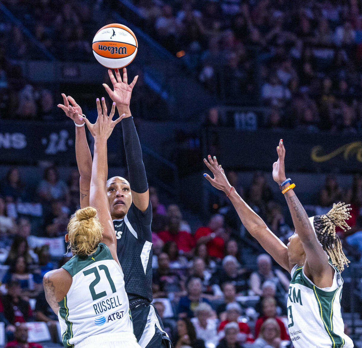 La centro de las Aces A'ja Wilson (22) observa a la centro de las Seattle Storm Mercedes Russel ...