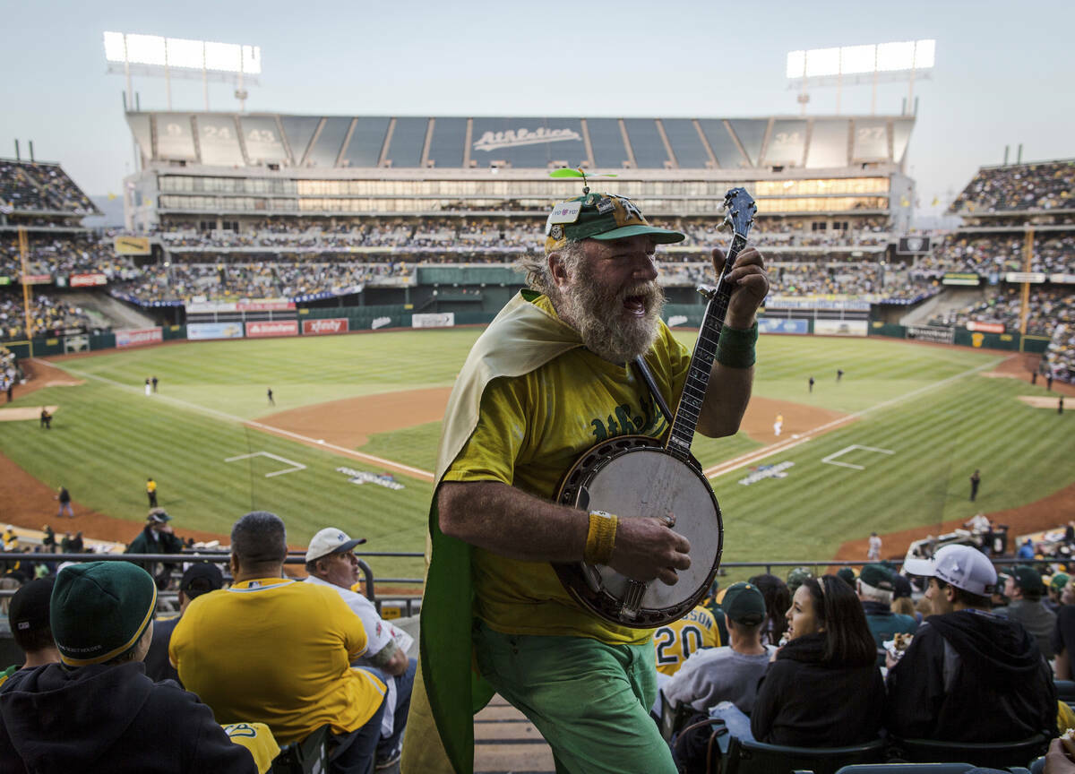 ARCHIVO - El fan de los Oakland Athletics ‘Banjo Man’ (también conocido como Stacy Samuels ...