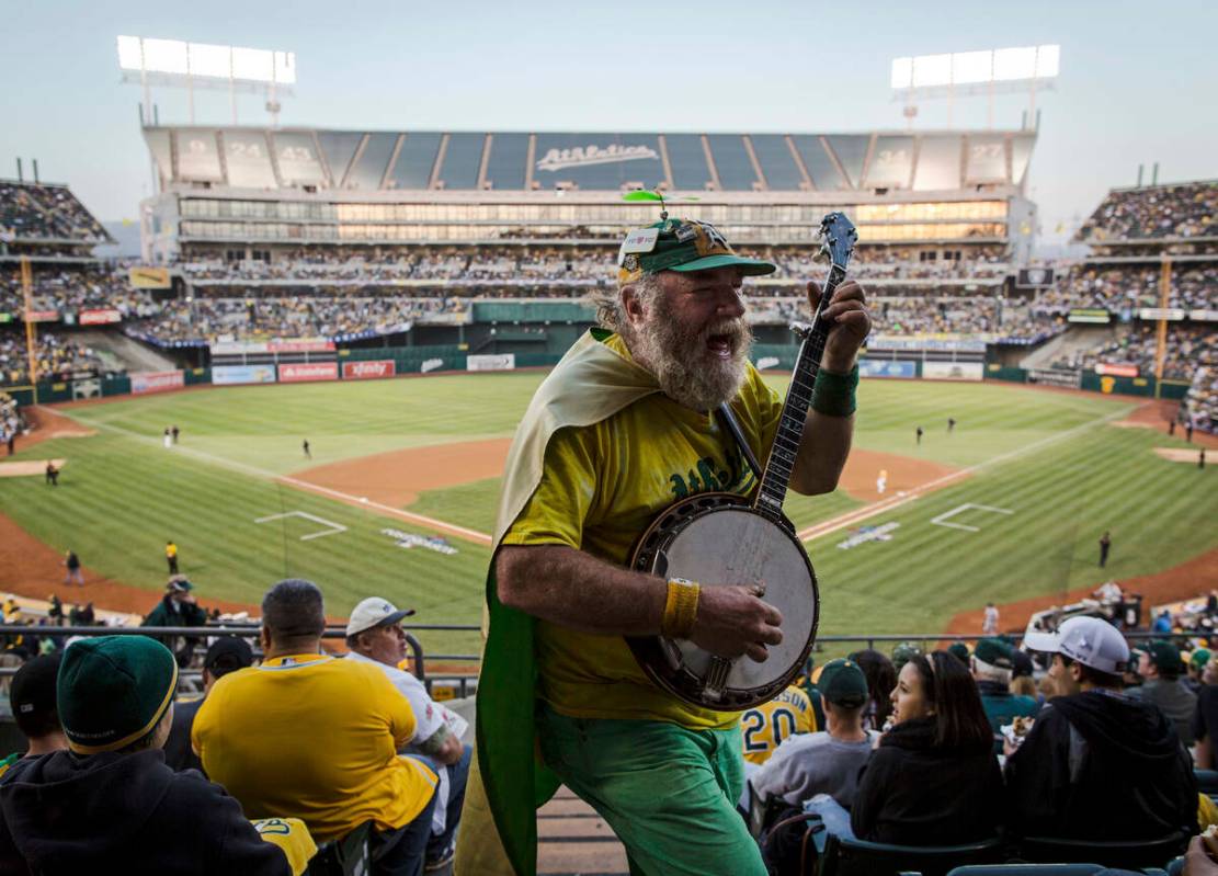 ARCHIVO - El fan de los Oakland Athletics ‘Banjo Man’ (también conocido como Stacy Samuels ...