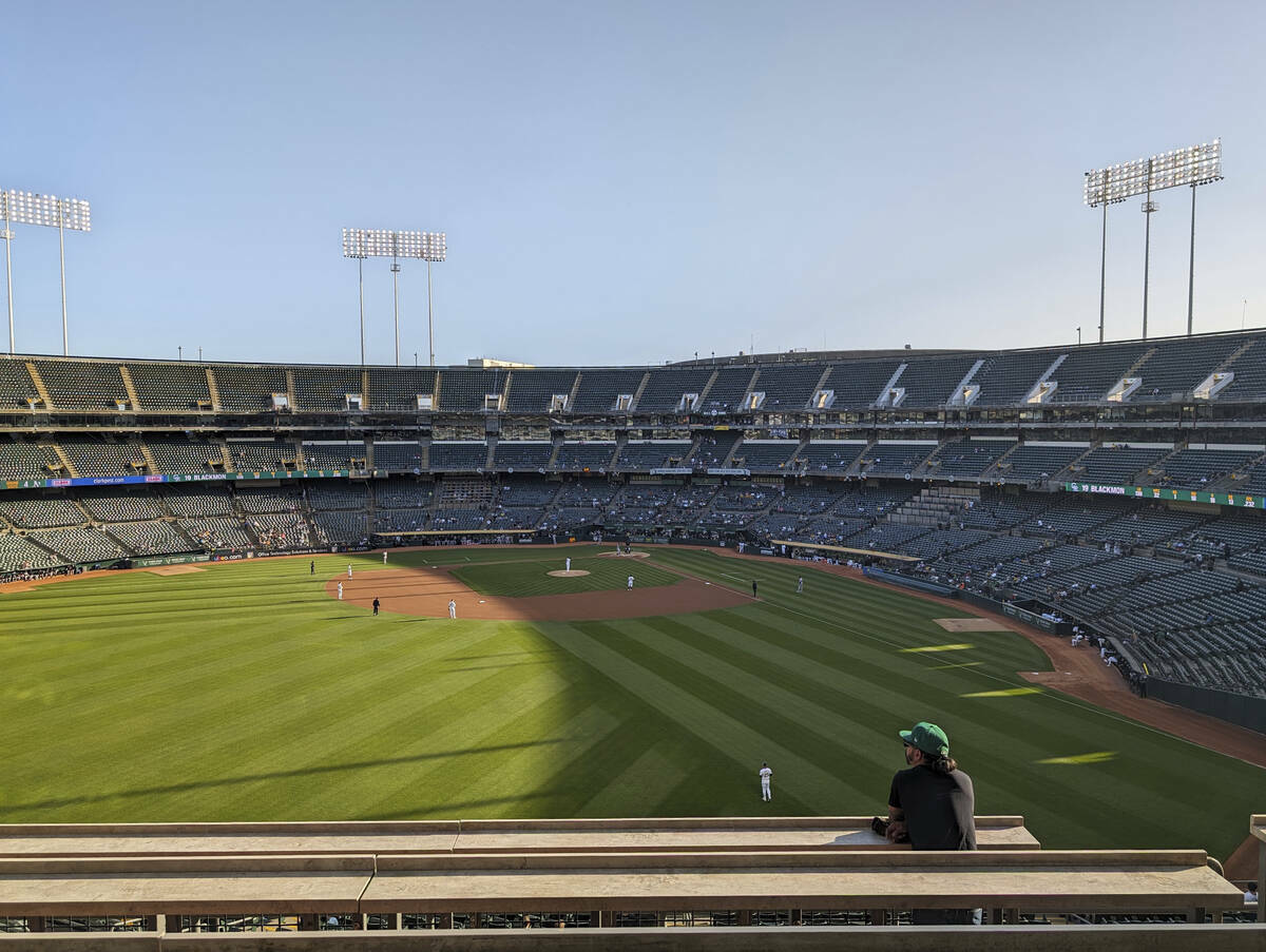 Un fan de pie en el jardín izquierdo durante un juego con poca asistencia entre los Oakland A' ...