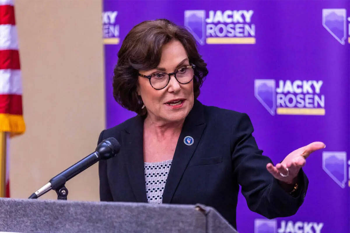 La senadora federal Jacky Rosen (demócrata de Nevada) en una imagen del viernes 18 de agosto d ...