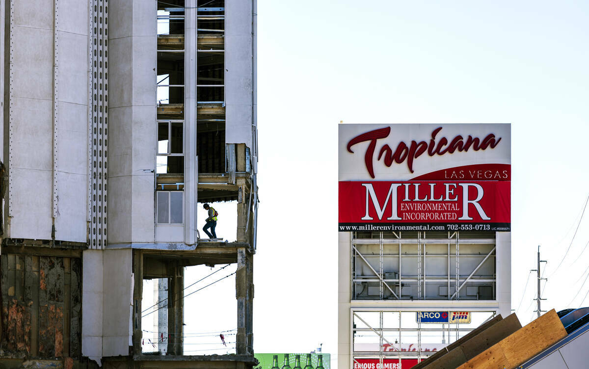 Un trabajador de la cuadrilla de construcción camina por la torre frontal mientras continúan ...