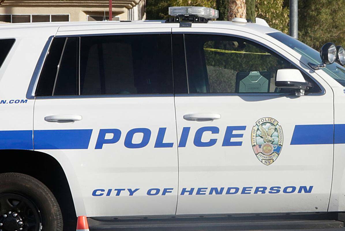 La policía de Henderson investiga un accidente fatal que involucró a una motocicleta y un aut ...