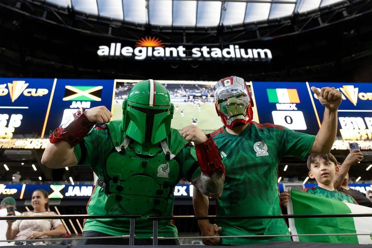 Fanáticos de México animan a su equipo antes del partido de semifinales de la Copa Oro de la ...