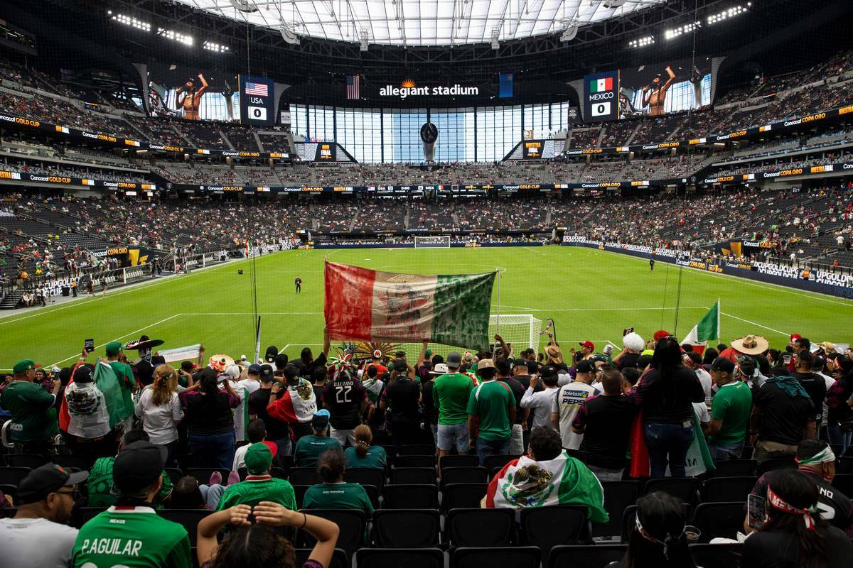 La gente asiste a la final de la Copa Oro de la CONCACAF en el Allegiant Stadium de Las Vegas, ...