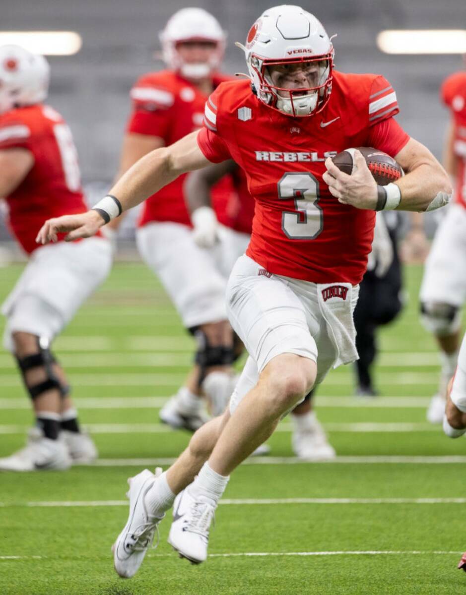 El quarterback de la UNLV Matthew Sluka (3) corre con el balón durante el partido de fútbol a ...