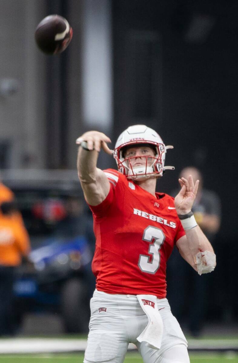 El quarterback de la UNLV Matthew Sluka (3) pasa el balón durante el partido de fútbol americ ...