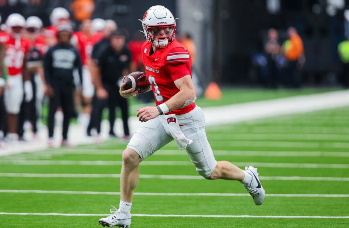 El quarterback de la UNLV Matthew Sluka (3) corre con el balón durante un partido de fútbol a ...