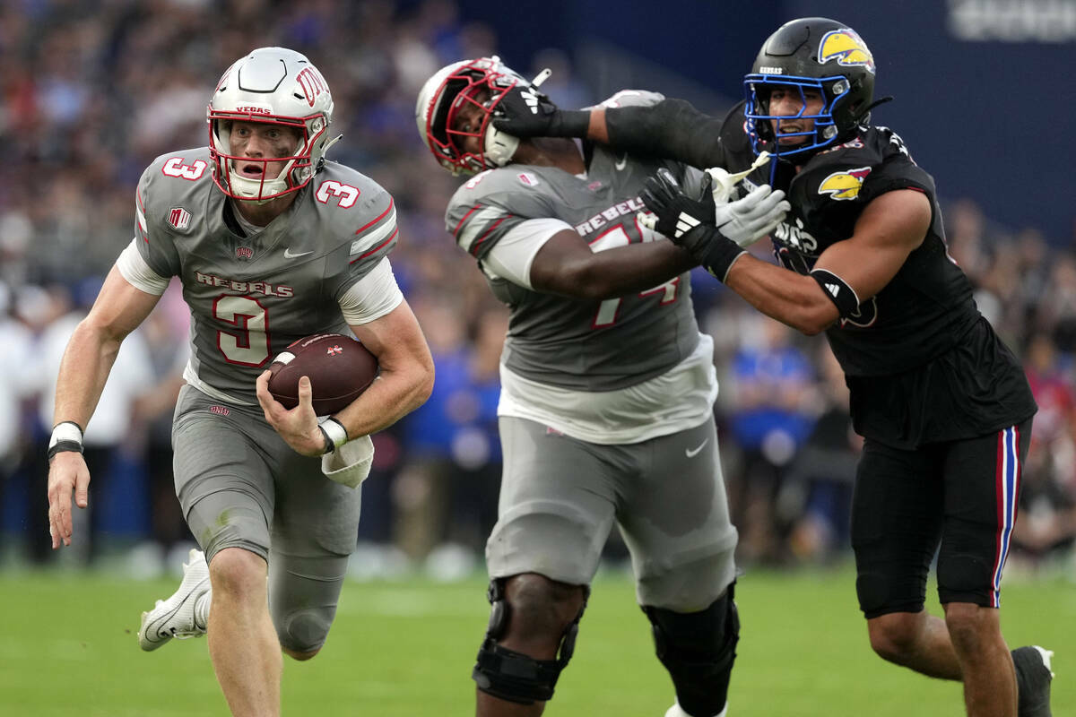 El quarterback de la UNLV Matthew Sluka (3) corre con el balón contra Kansas, el viernes 13 de ...