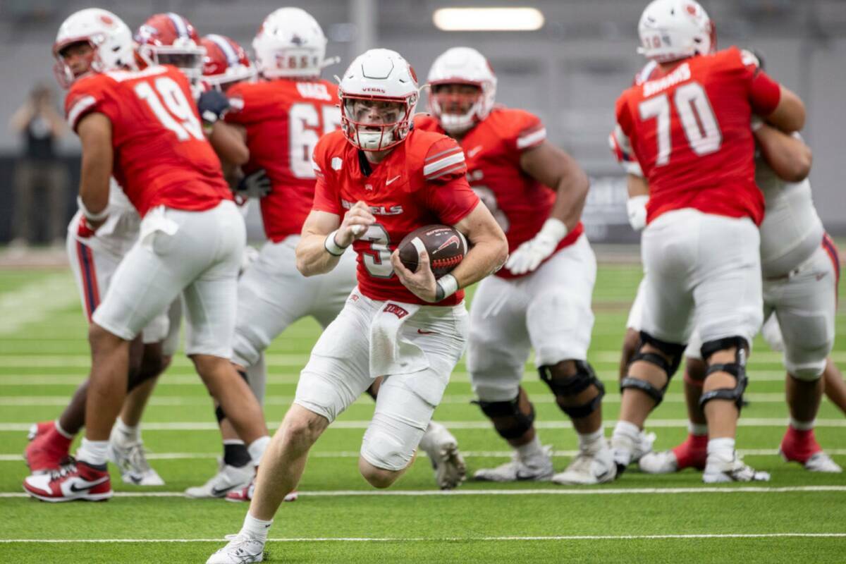 El quarterback de la UNLV Matthew Sluka (3) corre con el balón durante el partido de fútbol a ...