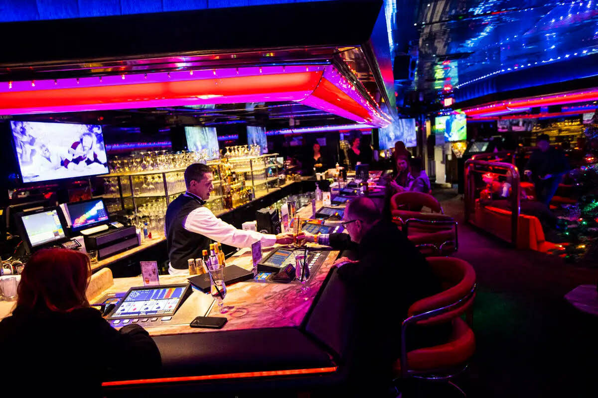 El barman Kyle Tomsic atiende a un cliente en el Fireside Lounge del Peppermill el martes 13 de ...