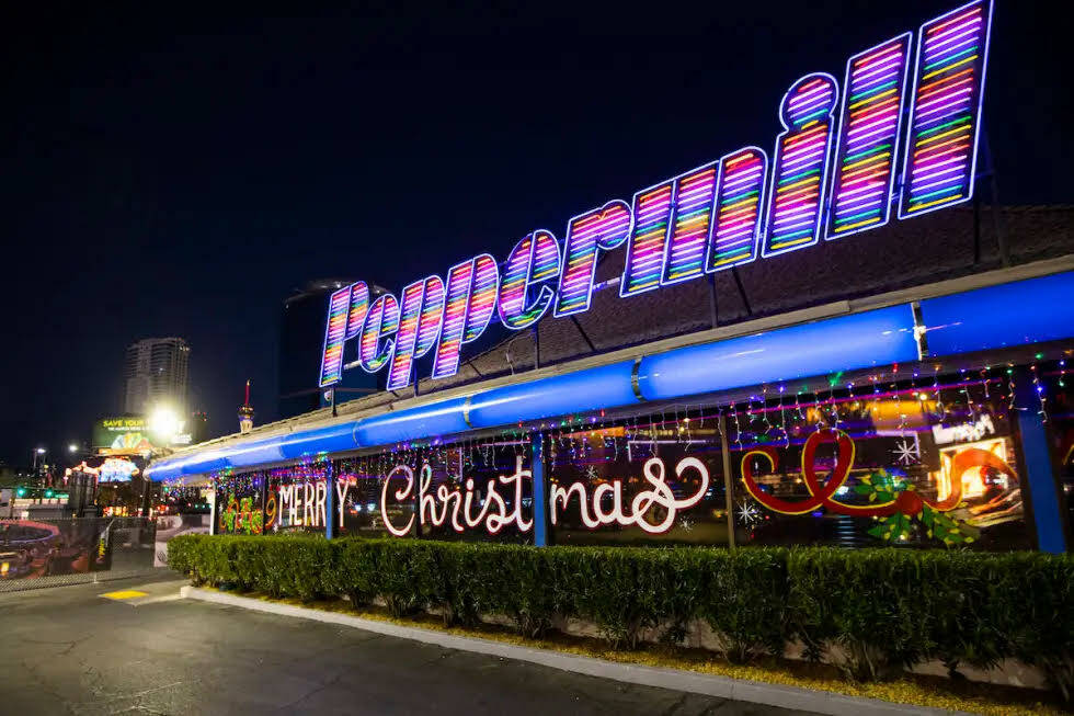 El letrero antiguo del Peppermill el martes 13 de diciembre de 2022, en Las Vegas, antes de ser ...