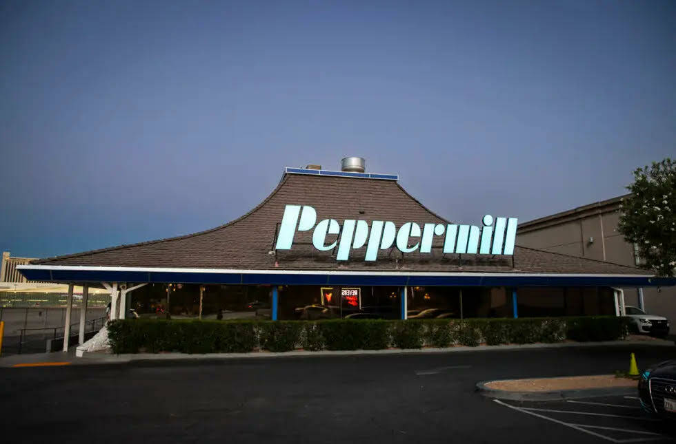 Vista exterior del Peppermill Restaurant and Fireside Lounge el martes 24 de septiembre de 2024 ...