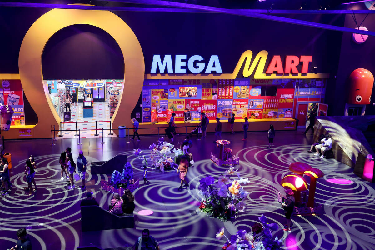 Visitantes de Area15 deambulan por el exterior del Omega Mart, el jueves 11 de julio de 2024, e ...