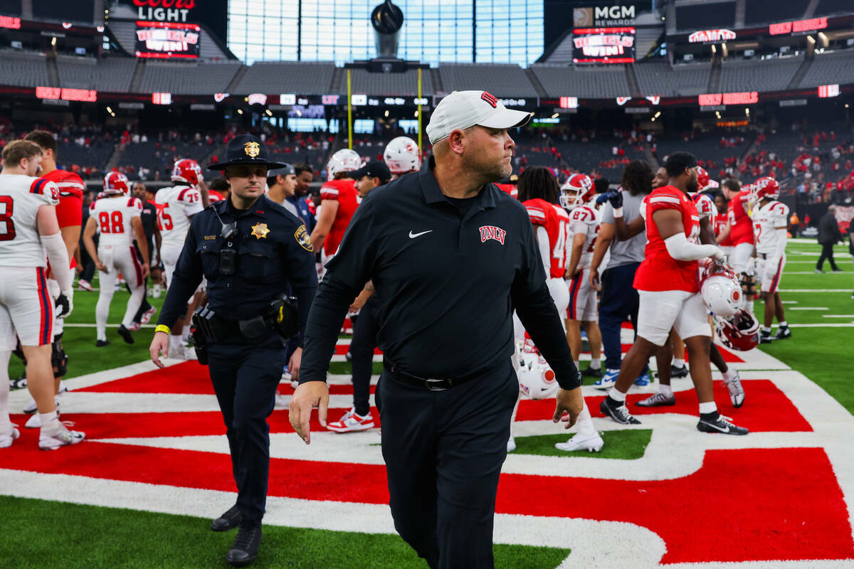 El entrenador de la UNLV, Barry Odom, sale del campo tras la victoria por 72-14 sobre Utah Tech ...