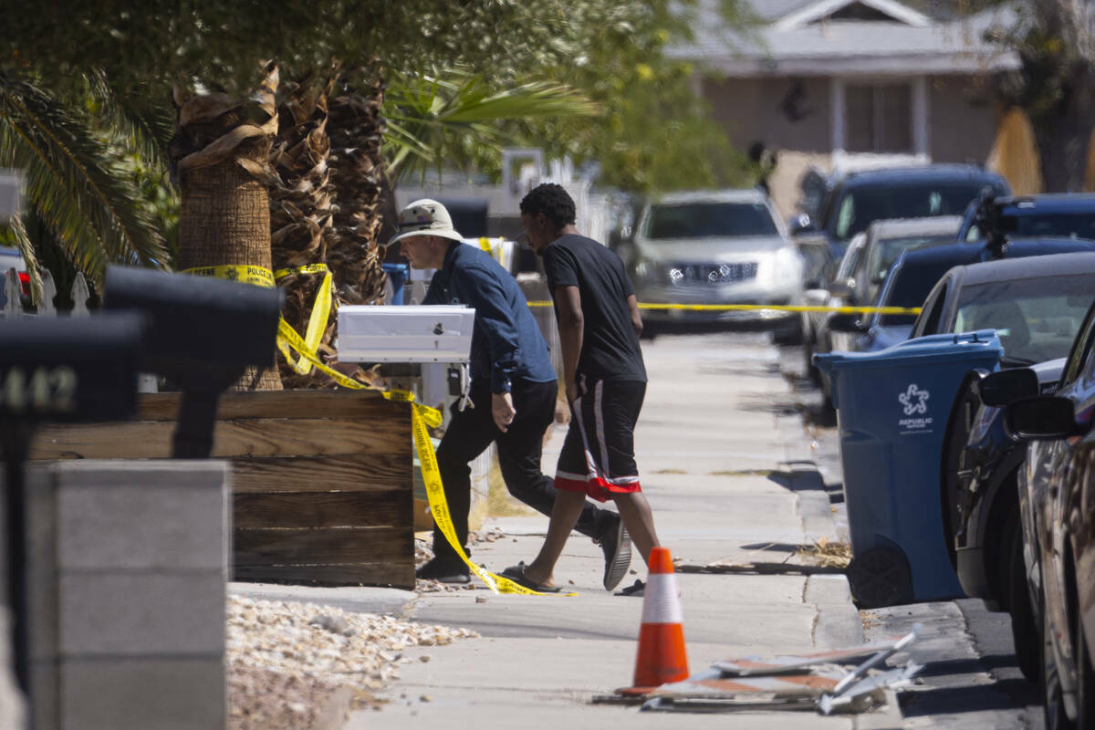 Un individuo no identificado, a la derecha, es visto mientras la policía de Las Vegas investig ...