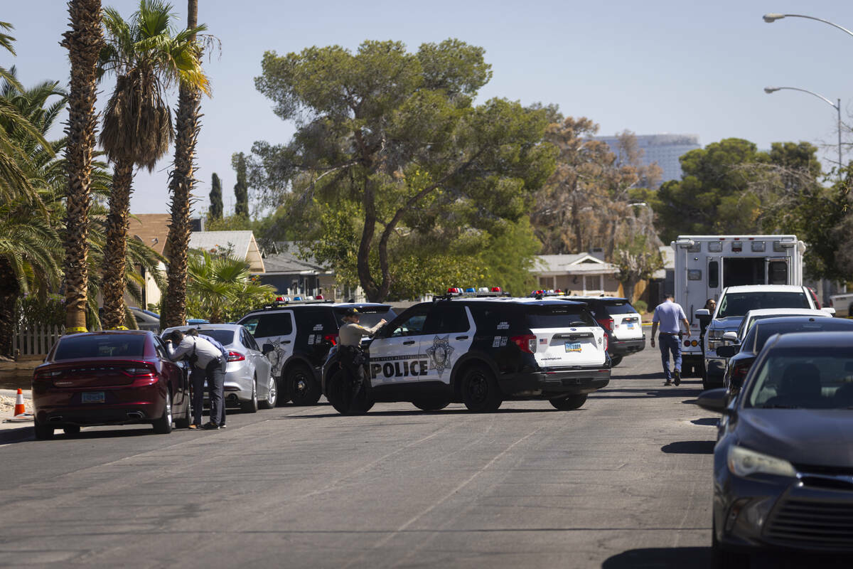 La policía de Las Vegas investiga un homicidio en la cuadra 6400 de Placer Drive, el jueves 26 ...