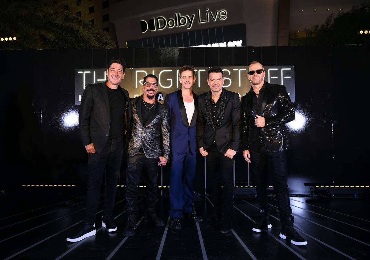 New Kids on the Block posan en The Park a las afueras de Park MGM y T-Mobile Arena tras anuncia ...