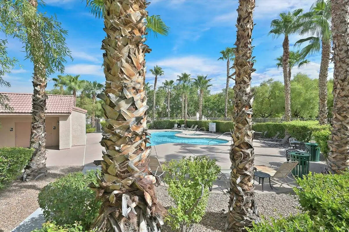 3614 American Pie Ct. Es una casa de dos pisos ubicada entre Sun City Summerlin y Lone Mountain ...