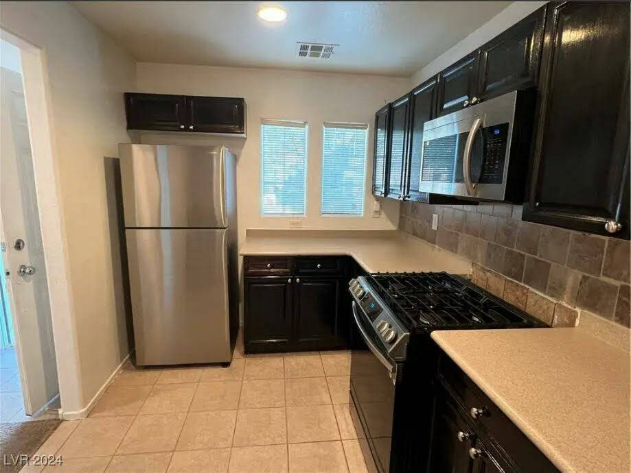 9125 Careful Canvas Ave. Está ubicada en Centennial y está listada por $329,000. La cocina ti ...