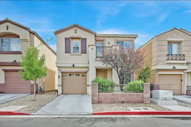 3614 American Pie Ct. Es una casa de dos pisos ubicada entre Sun City Summerlin y Lone Mountain ...