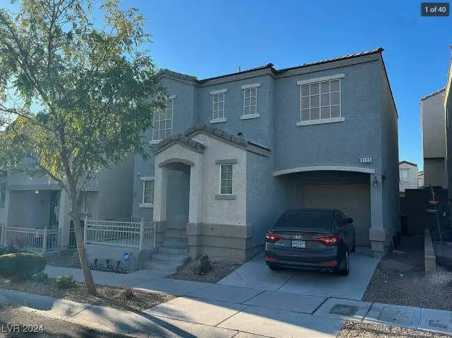 9125 Careful Canvas Ave. Está ubicada en Centennial y está listada por $329,000. El exterior ...