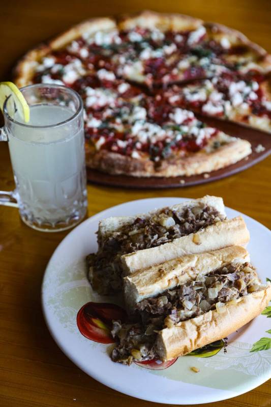 El sándwich clásico Philly Cheesesteak, un panecillo Liscio's mezclado con cebolla frita pica ...