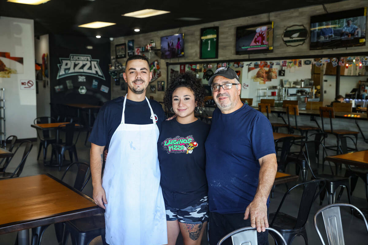 Desde la izquierda, Joey Scolaro; su novia, Erika Estrada, y su padre, Joey Scolaro Sr., posan ...