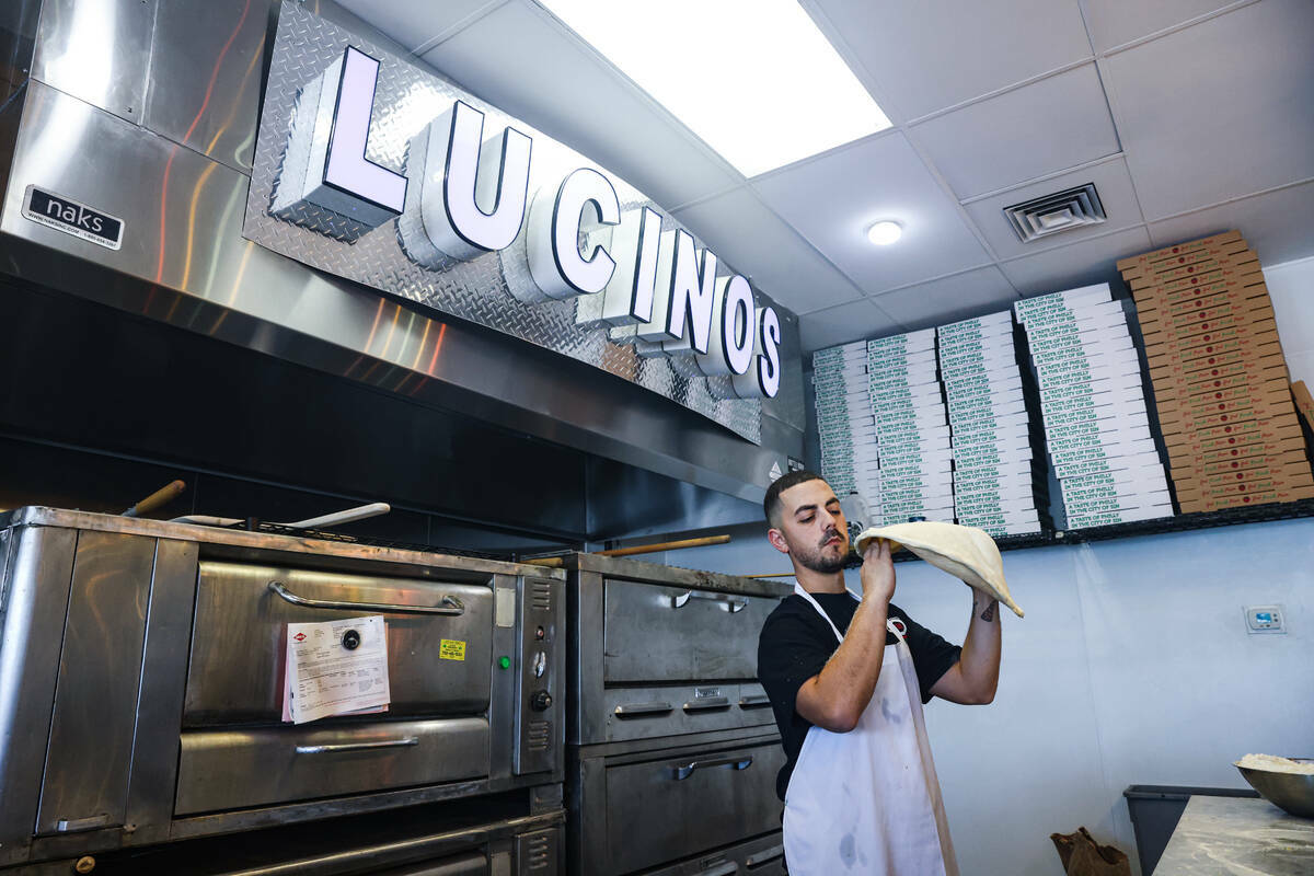 El dueño Joey Scolaro lanza masa de pizza en Lucino's Pizza, en Las Vegas, el jueves 26 de sep ...