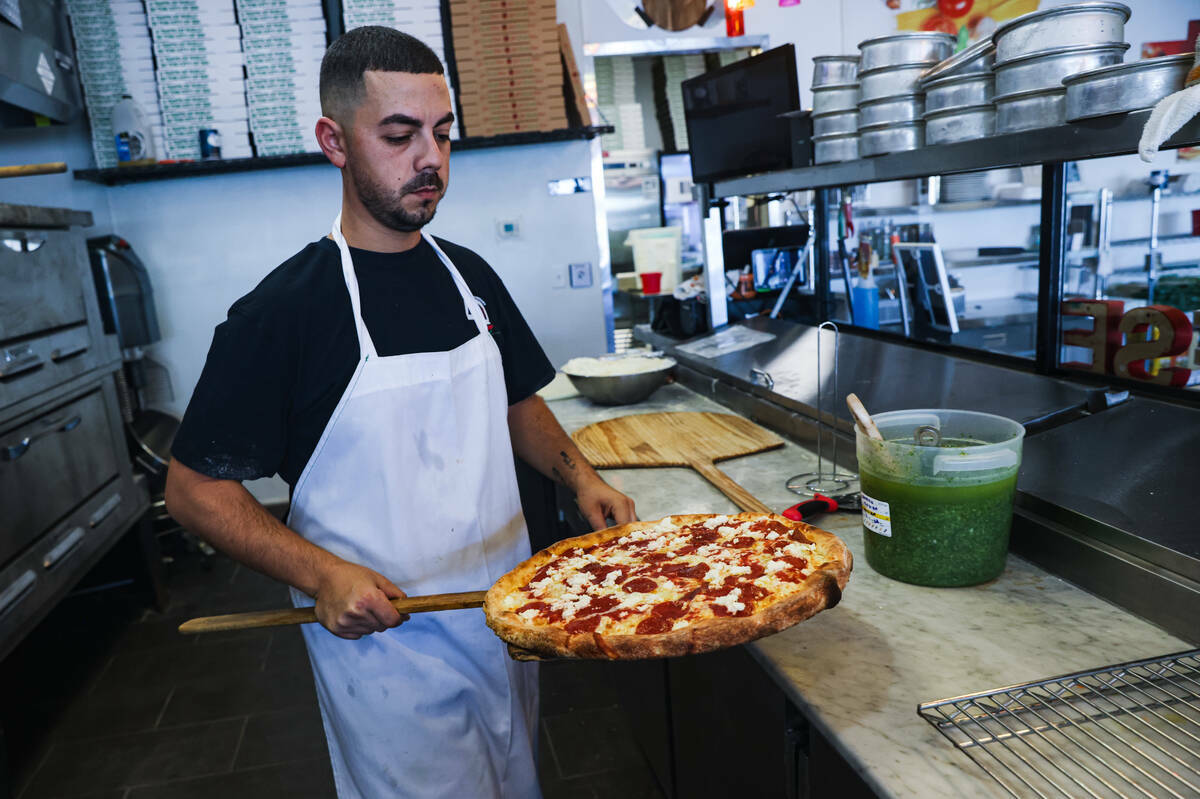 El dueño Joey Scolaro prepara la Upside Down Pizza en Lucino's Pizza, en Las Vegas, el jueves ...