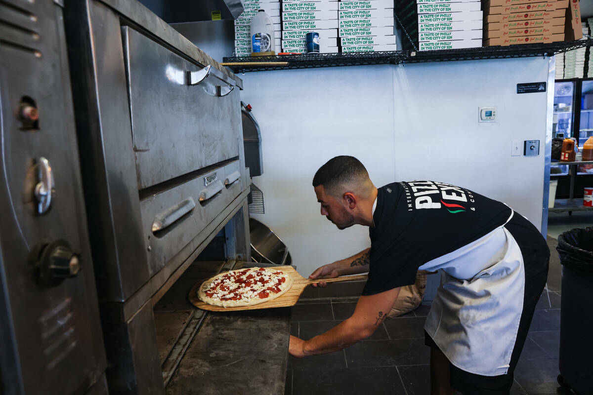 El dueño Joey Scolaro prepara la Upside Down Pizza en Lucino's Pizza, en Las Vegas, el jueves ...