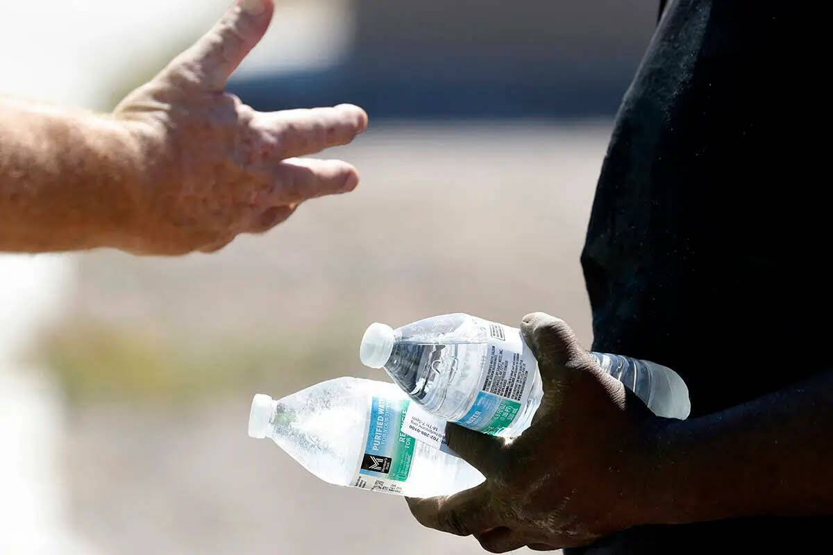 Se recomienda a los habitantes del sur de Nevada y a los visitantes que lleven suficiente agua ...