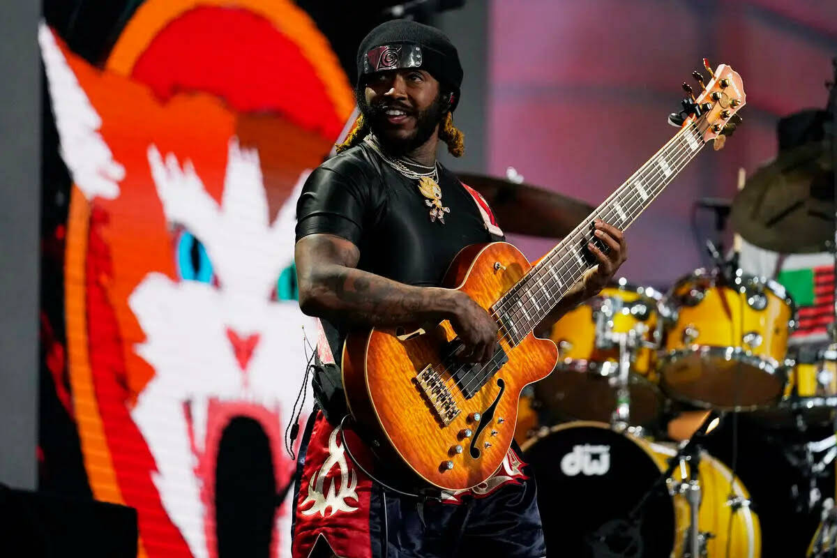 Thundercat actúa en el tercer día del draft de la NFL, el sábado 29 de abril de 2023, en Kan ...