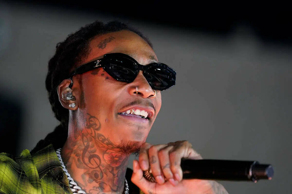 Wiz Khalifa actúa durante el medio tiempo de una carrera de exhibición de NASCAR en el Estadi ...