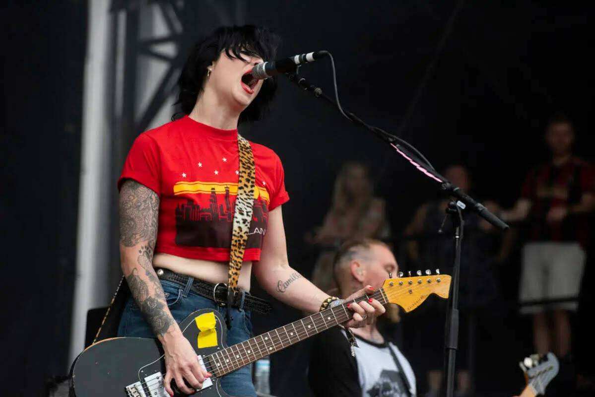 Brody Dalle, de The Distillers, se presenta en el Festival de Música Shaky Knees el sábado 5 ...