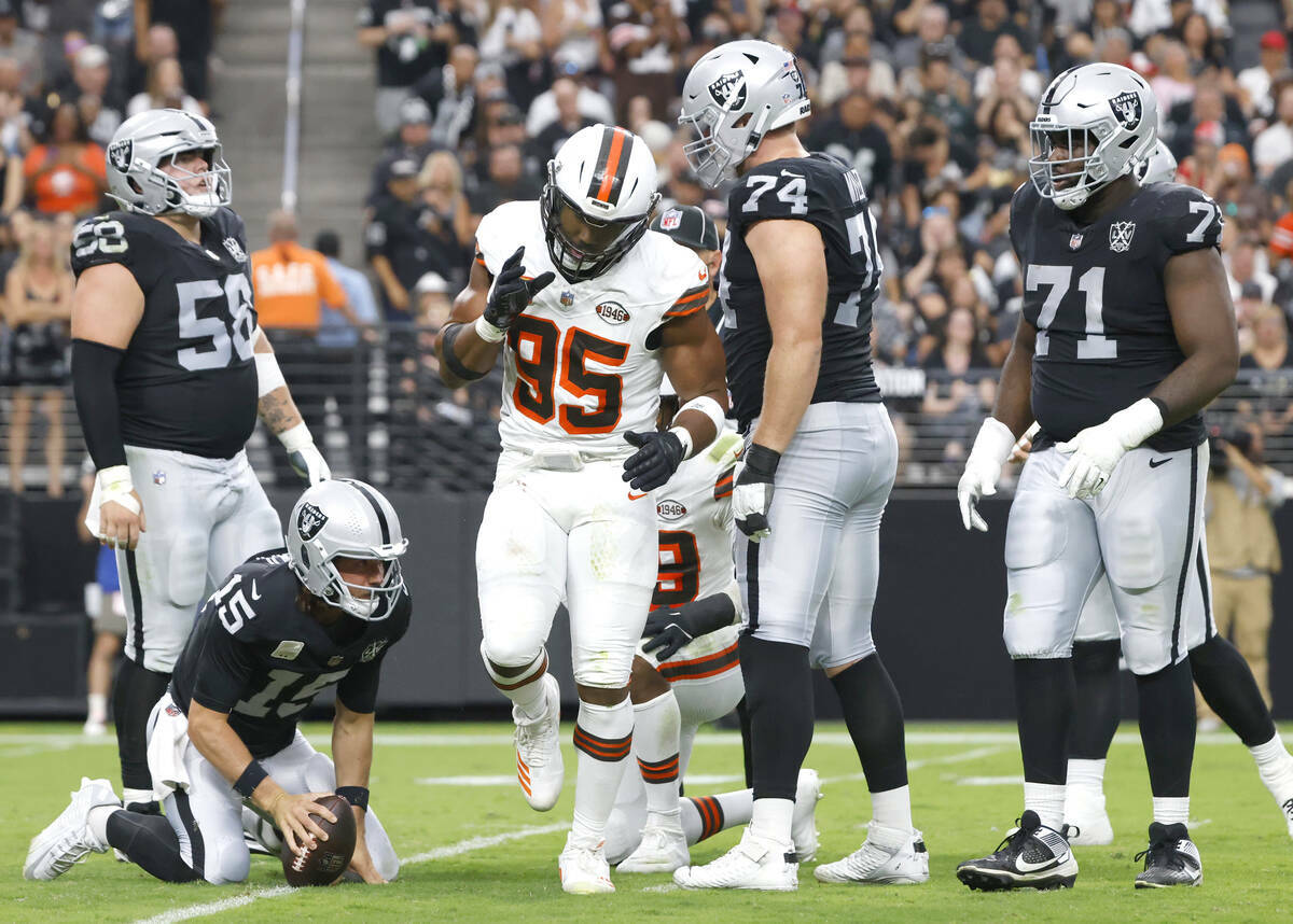 El defensive end de los Cleveland Browns, Myles Garrett (95), reacciona después de atrapar al ...