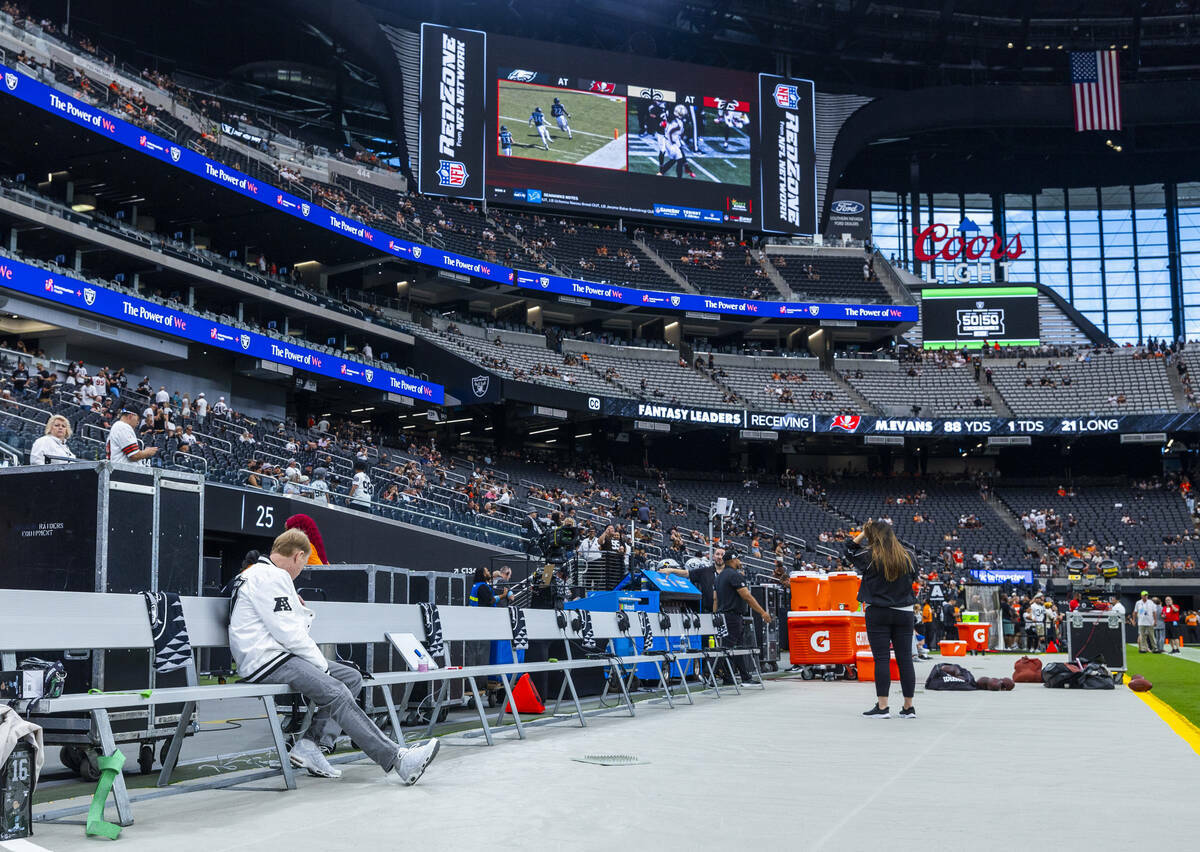 El dueño de los Raiders, Mark Davis, observa el partido de las Aces desde la banca durante el ...