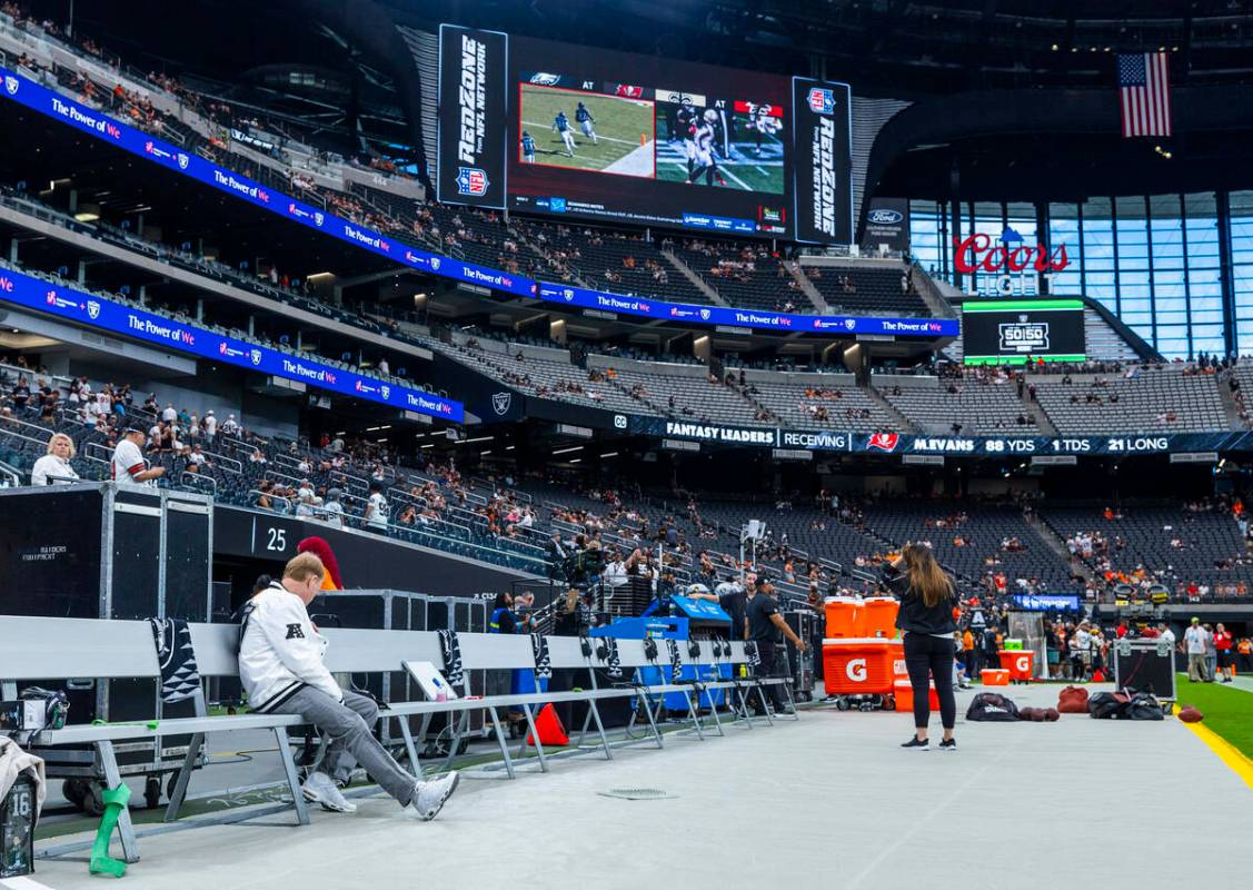 El dueño de los Raiders, Mark Davis, observa el partido de las Aces desde la banca durante el ...