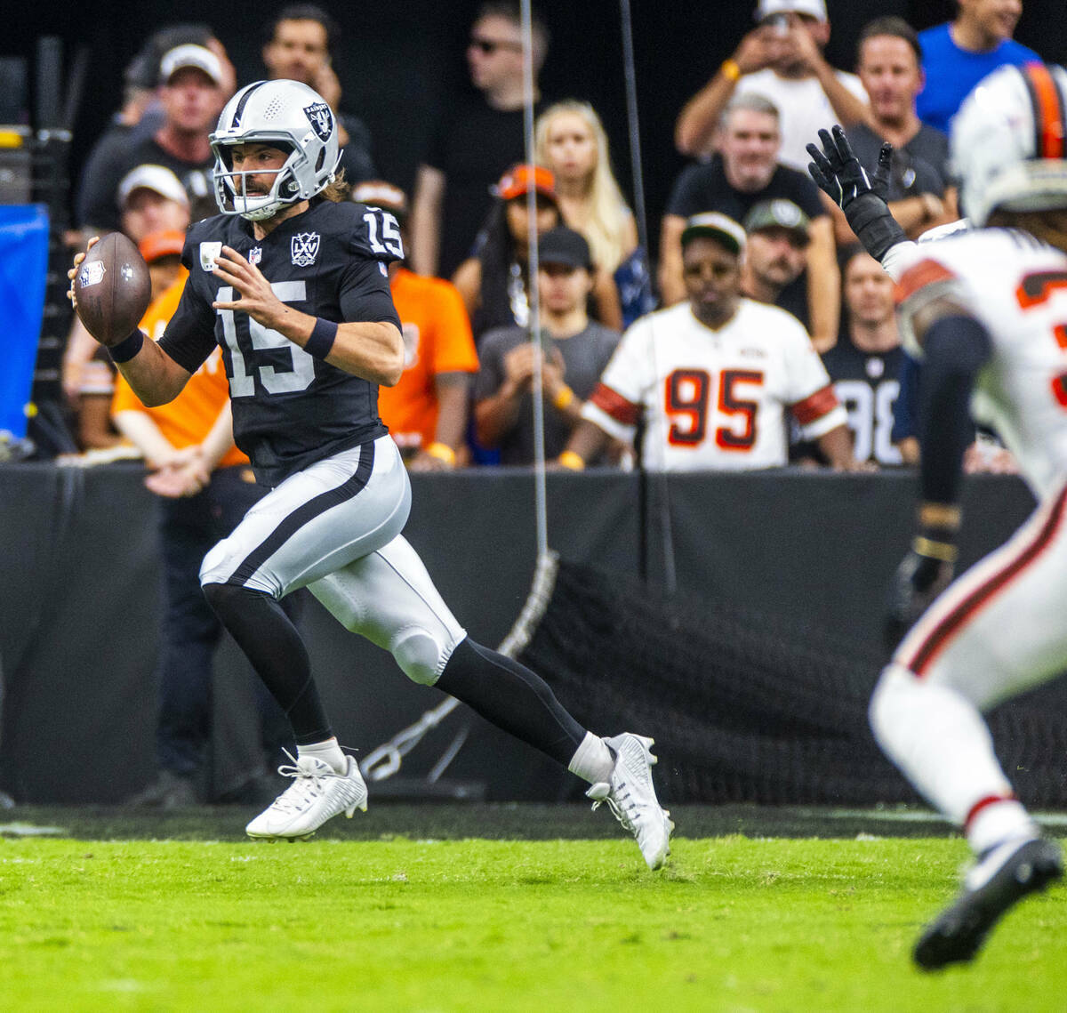 El quarterback de los Raiders Gardner Minshew (15) busca un pase contra los Cleveland Browns du ...