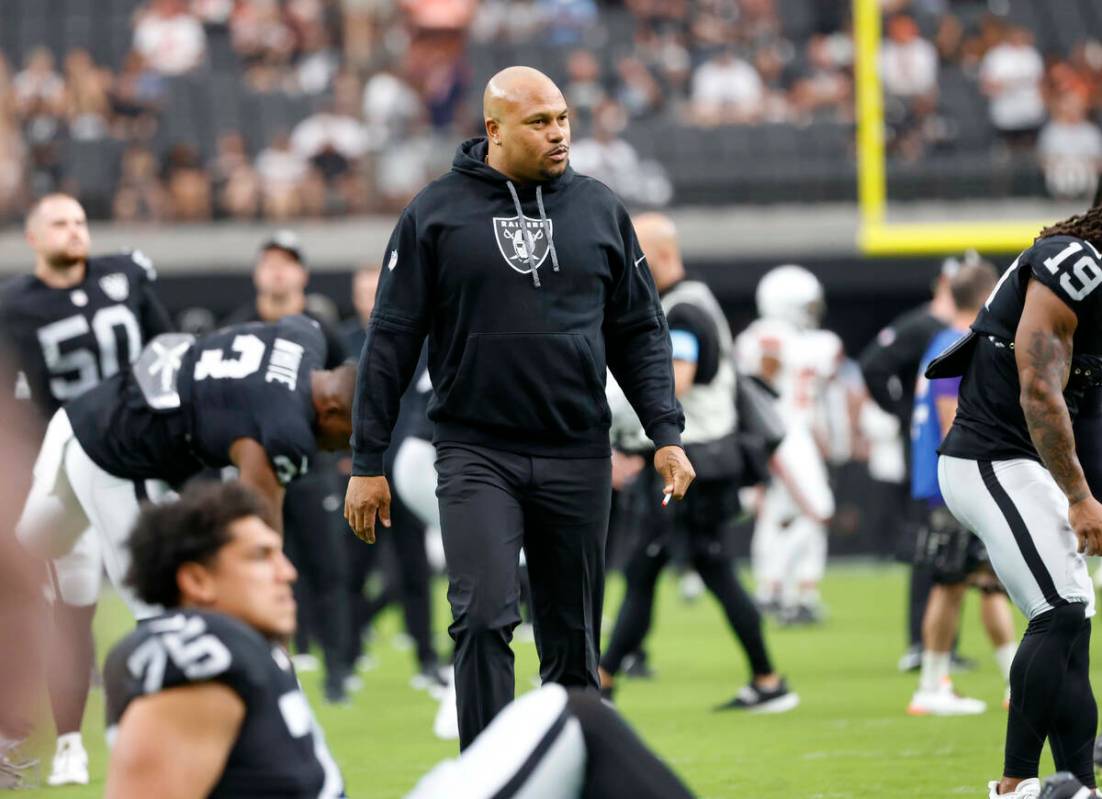 El entrenador de los Raiders observa el calentamiento de su equipo antes de un partido de la NF ...