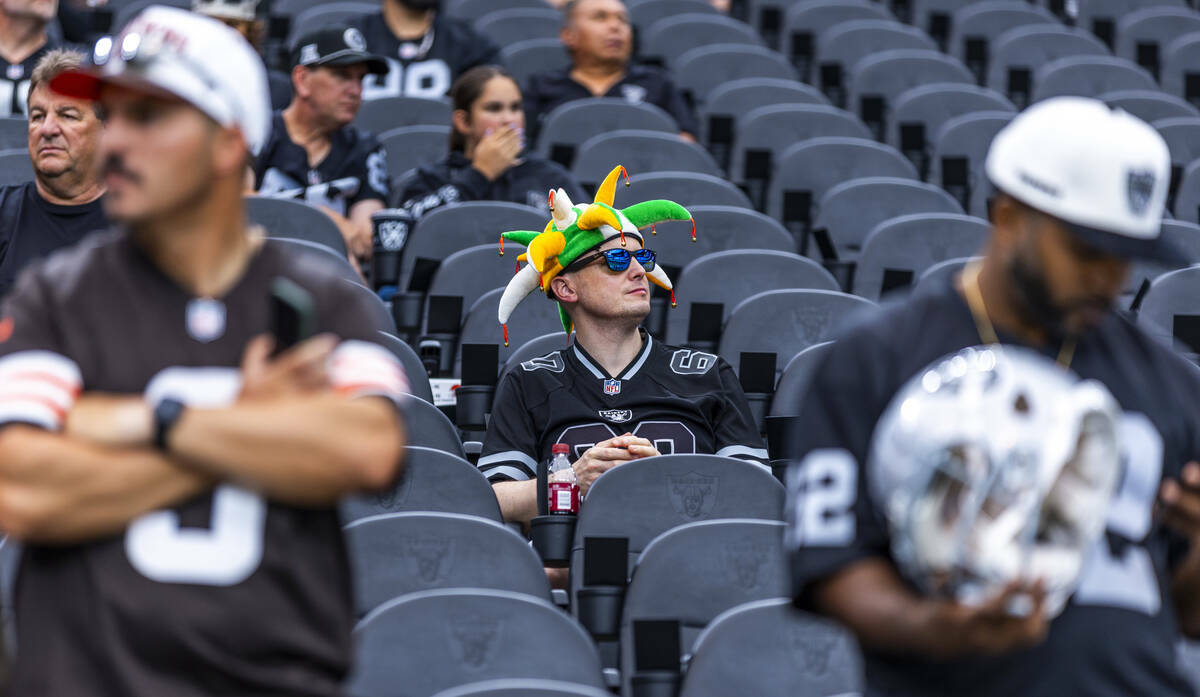 Un fan de los Raiders se sienta en las gradas durante el calentamiento del partido de la NFL co ...