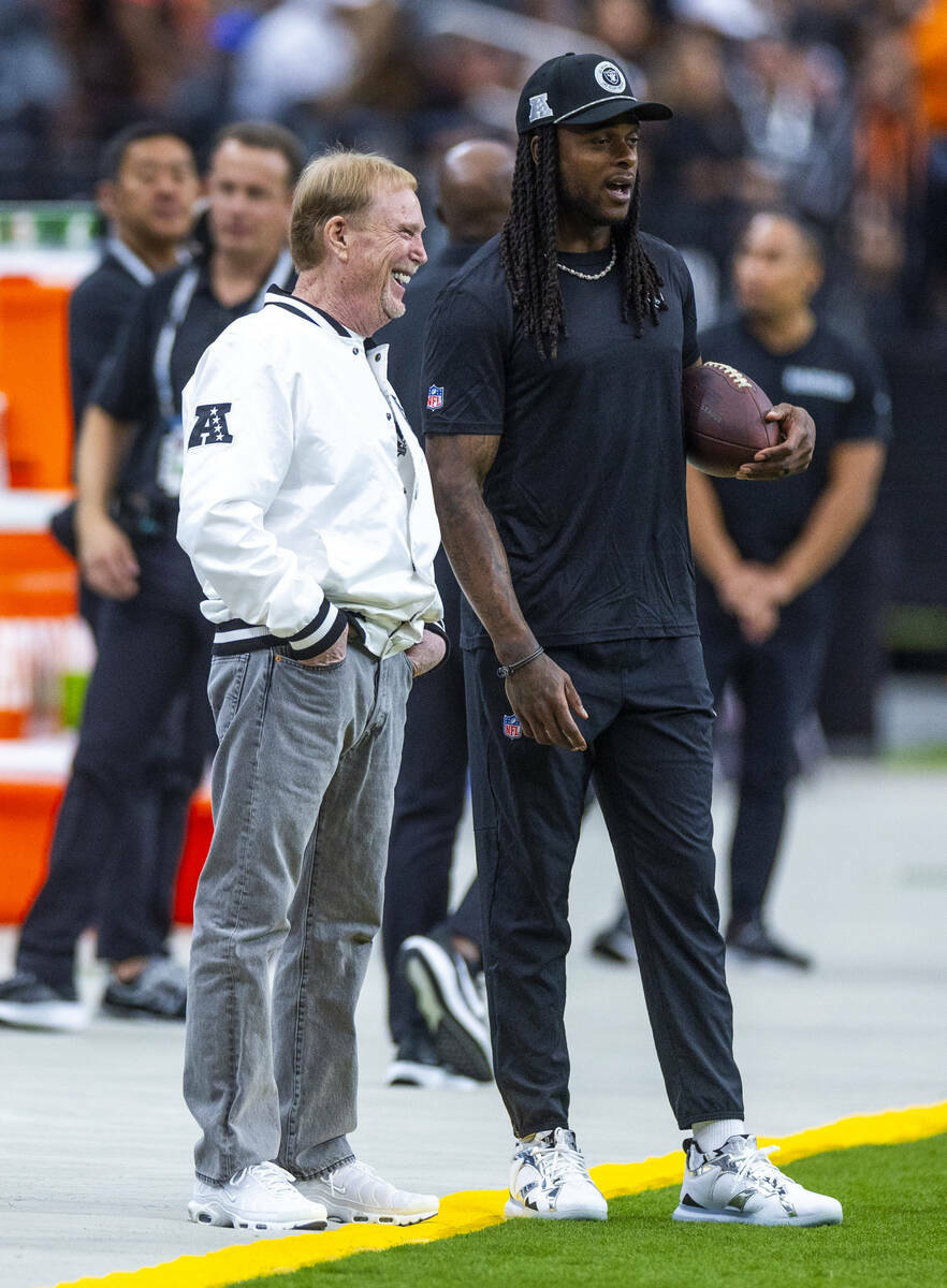 El dueño de los Raiders, Mark Davis, charla con el wide receiver Davante Adams (17) durante el ...